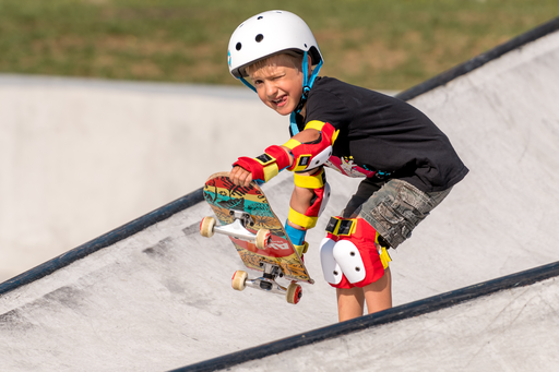 Les sports à roulettes englobent une variété d'activités physiques qui se pratiquent avec des équipements à roues.