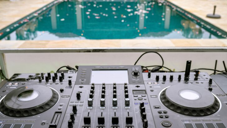 Piscine et DJ